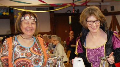 Bild: Schmola, Werner
Die Altenstädter Seniorenbeauftragten, Annett Kamm (links) und Elfi Gierlinger (rechts), verwiesen in ihrem Jahresbericht auf umfangreiche Aktivitäten. Höhepunkt, so erzählen sie, ist im vergangenen Jahr der Seniorenfasching der Gemeinde gewesen. Er soll auch heuer wieder stattfinden.