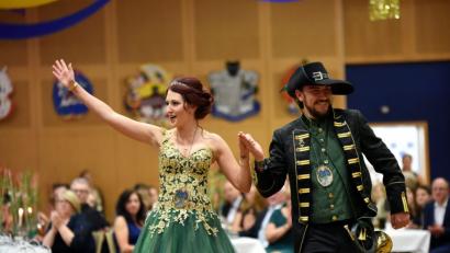 Bild: bgm
Prinzessin Andrea I vom Bildungswerk zieht mit Prinzgemahl Maximilian I. von der Technikschmiede in die ausverkaufte Stadthalle ein. Erstmals bekommen die Untertanen die in Gold, Grün und Schwarz gehaltenen Gewänder der närrischen Regenten zu sehen.