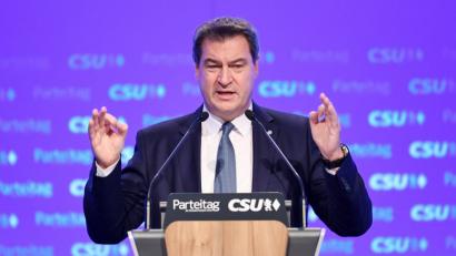 Bild: Tobias Hase/dpa
Der bayerische Ministerpräsident Markus Söder spricht vor seiner Wahl zum Parteivorsitzenden beim Parteitag in der Kleinen Olympiahalle in München.