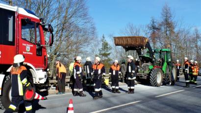 Bild: jml
Kleine Ursache, große Wirkung. 3 Feuerwehren rücken mit gut 30 Mann zu einem Schwelbrand unter der Traktor-Motorhaube aus. Die Zugmaschine blieb auf der Staatsstraße von Weiden nach Hirschau stehen.