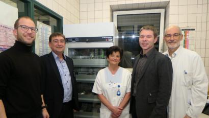 Bild: Hirsch
Fördervereinsvorsitzender Andreas Wopperer (Zweiter von rechts) und sein Stellvertreter Andreas Betzlbacher (links) übergaben an die Laborleiterin des St. Barbara-Krankenhauses, Silvia Maier (Mitte), einen neuen Blutkonserven-Kühlschrank. Für den Klinikträger bedankten sich Dr. Detlef Schoenen (rechts) und Michael Enzmann (Zweiter von links).