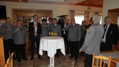 Bild: ral
Das Bild zeigt Bürgermeister Kiener und Willi Eimer sie stoßen mit den Besuchern auf ein gutes Neues Jahr 2019 an.