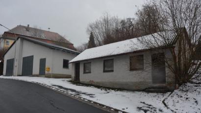 Bild: jr
Das Gefrierhaus (rechts) neben dem Leonberger Feuerwehrgerätehaus soll abgerissen werden. Entstehen sollen dafür neue Parkplätze. Das Gerätehaus erhält eine neue Fassade, der Vorplatz ein neues Pflaster.