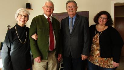 Bild: sck
Pudelwohl fühlen sich (von links) Deana und Walter Watson in Auerbach. Zweiter Bürgermeister Herbert Lehner und Tochter Catherine sind glücklich, dass die beiden nach der Übersiedlung aus den USA in die Oberpfalz schnell heimisch geworden sind.