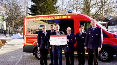 Bild: bkr
Alexander und Jonas Kummer (von links) sowie Erwin Tafelmayer, Stefanie Wölfel und Thomas Gmeiner (von rechts) von der Feuerwehr Kaltenbrunn überreichen Kinderdorfleiter Holger Hassel eine Spende.