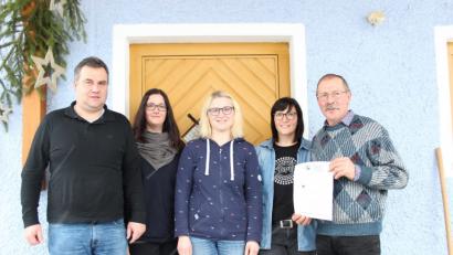 Bild: heb
Hermann Härtl, Daniela Bäuml, Tina Meißner, Roswitha Kraus und Vorsitzender Bernhard Bäuml (von links) stellen das umfangreiche Jahresprogramm vor.