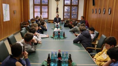 Bild: Stadt Tirschenreuth
Bürgermeister Franz Stahl empfängt die Klasse 4c der Marien-Grundschule Tirschenreuth im Sitzungssaal des Rathauses.