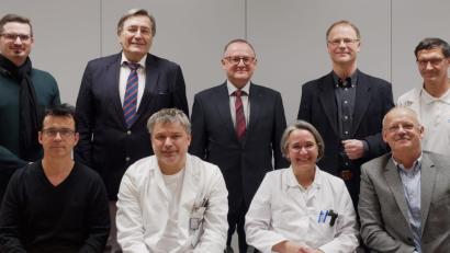 Bild: tr
Die Ärzte des MVZ Stiftland gGMBH, stehend von links: Dr. Michael Rüth, Professor Rudolf Ascherl, Dr. Elmar Baumer, Dr. Jens Uwe Tauchert und Dr. Svend Hofmann sowie sitzend von links: Dr. Torsten Friese, Dr. Kai Wolfram, Dr. Alexandra Barthmann und Dr. Peter Höhn.