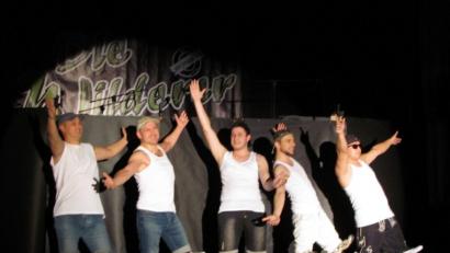 Bild: sei
Krönender Abschluss des "Showacts" beim 61. Xantl-Ball ist der Auftritt der Backstreet Boys mit "Everybody" . Mit etwas verkürzten Beinen glänzen bei dem Auftritt (von links) Thomas Voigt, Richard Kammerer, Max Merk, Tony Stengel und Markus Schieder.