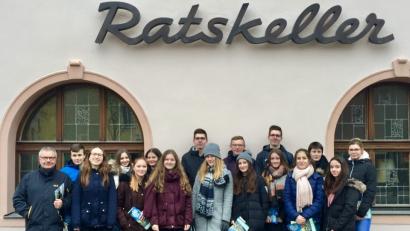 Bild: exb
Schulleiter Dr. Thielsen (links) ließ es sich nicht nehmen, zusammen mit den Vertretern der SMV die beiden polnischen Gastschülerinnen Magda (mit Mütze links) und Martyna (mit Mütze rechts) und die aufnehmenden Schülerinnen Chiara (4. von rechts) und Alina (ganz rechts) beim Ausflug nach Weiden persönlich zu begleiten.