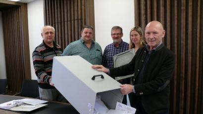 Bild: kgg
Karl-Hans Hofmann, Helmut Zeitler, Hans Wurm, Annette Spreitzer und 2. Bürgermeister Karlheinz Hoyer (von links) beim Ausschütten der Wahlurne.