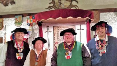 Bild: hl
Wolf vom Seegrund auf Haunritz (von links) und Edwin von Eggloffstein sowie Großmeister Werner von Podewils (rechts) der neue Knappe Friederich und freuen sich über die Ernennung des Knappen Friedrich zum Junker.