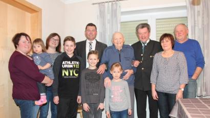 Bild: pi
Eingerahmt von Bürgermeister Rainer Rewitzer und Altbürgermeister Johann Walbrunn genießt Karl Grötsch die Glückwünsche zum 99. Geburtstag.