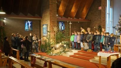 Bild: nib
Gemeinsam mit den Erstkommunionkindern (rechts) versammelten sich die Täuflinge mit ihren Eltern um die Krippe in der Pfarrkirche zum Schlusslied.