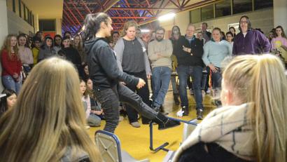 Bild: Kunz
Um Konflikte zwischen Lehren und Schülerinnen zu lösen, müssen keine Stühle fliegen. Die sozialwissenschaftliche Abteilung bewies, dass das Diskutieren über Probleme das wirksamere Mittel sei.