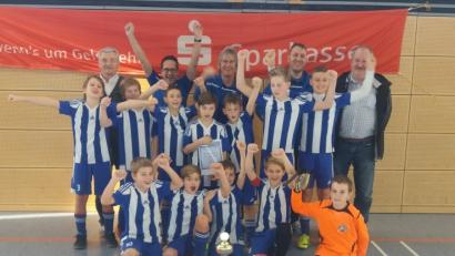 Bild: Klaus Meier
Der Futsal-Kreismeister der E-Junioren mit Turnierleiter Karl-Heinz Luber (links) und Kreisjugendleiter Klaus Meier (rechts) sowie den Betreuer-Team der Panduren mit Andreas Ascherl, Rudi Pongratz und Martin Hildebrand.