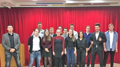 Bild: lkn
Die Mitwirkenden des Projekt- Seminars Englisch der Q12 mit dem Kursleiter Philipp Müller (links).