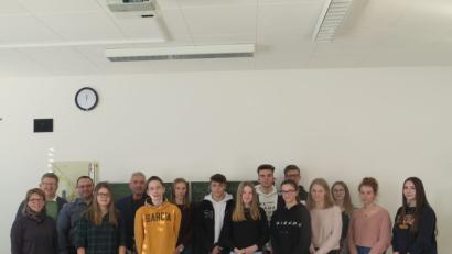 Bild: jzk
Nach dem dreitägigen Berufswahlseminar ziehen Margit Friedl, German Helgert, Holger König, Richard Zentner (von links) und die beiden Klassensprecher der neunten Klassen ein positive Resümee.