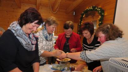 Bild: ubb
Markusine Gutjahr (Mitte), Kreisbäuerin Irmgard Zintl (Zweite von links) schmieren nach dem Vortrag Brote mit Kräuteraufstrichen.