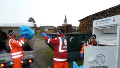 Bild: Portner
Martin Hauser (von links), Christian Ostermeier und Christin Stigler leeren den Altkleider-Container beim Feststodl in Pertolzhofen. Sie freuen sich, wenn sie dabei viele Säcke vorfinden.