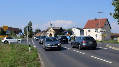 Archivbild: Petra Hartl
Die Witzlhofer Kreuzung sorgt seit vielen Jahren für Unmut bei Autofahrern, Fußgängern und Radfahrern. Jetzt wollen Stadt Amberg, Gemeinde Poppenricht und Freistaat Bayern gemeinsam nach der besten Lösung suchen.