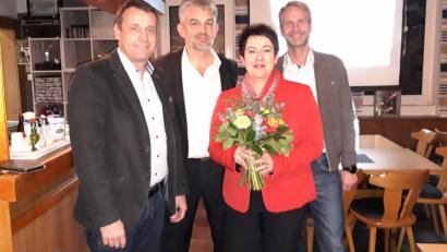 Bild: wwl
SPD-Kreisvorsitzender Uwe Bergmann (links) und der stellvertretende Vorsitzende der Poppenrichter SPD, Markus Zagel (rechts), gratulieren Roger Hoffmann (rechts daneben dessen Ehefrau Nadja) zu seiner Nominierung.