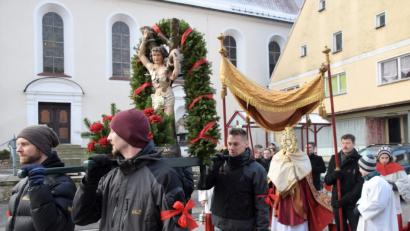 Bild: bö
Am Namenstag des Heiligen Sebastian tragen die Hohenburger seit 1770 in feierlicher Prozession eine Statue des Pestheiligen durch den inneren Markt, egal wie das Wetter auch sein mag. Begleitet wird er vom Allerheiligsten unter dem Himmel, wie man dies sonst nur noch an Fronleichnam sieht.