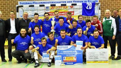 Bild: A. Schwarzmeier
Die SG Etzenricht II/Luhe-Wildenau II darf schon wieder jubeln: Der A-Klassist siegte eine Woche nach der Futsal-Kreismeisterschaft auch bei den Bezirkstitelkämpfen. Der verdiente Lohn ist die Teilnahme an der Bayerischen Meisterschaft am Samstag, 26. Januar, in Stadtbergen.