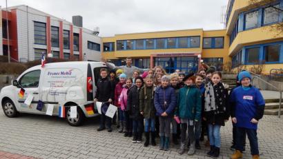 Bild: exb
Schüler des JAS-Gymnasiums lernten mit Antoine Sourdeau und seinem „France-Mobil“ Frankreich und die französische Sprache kennen.