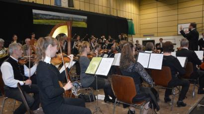 Bild: jr
Das 50 Personen umfassende Orchester mit Leiter Jakob Johannes Schröder.