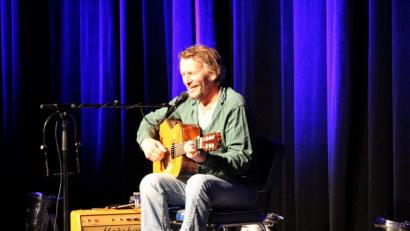 Bild: Dagmar Williamson [dwi]
„Und heut', heut' stehn wir am Odeonsplatz und singen "Blowing in the Wind". Mit tausend anderen stehen wir umanand, die auch für den Frieden sind.“ Der Pazifist mit Wunsch nach einer basisdemokratischen Anarchie wendet sich mit „Hey, Staat“ direkt an die Spitze.