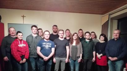 Bild: ral
Florian Meier (vorne, Zweiter von links) gibt bei der KLJB weiterhin den Ton an. Unser Bild zeigt das neue Team zusammen mit den Jugendbeauftragten: Hintere Reihe von links Thomas Wilhelm, Simon Lehner, Sebastian List, Jonas Bauer, Marco Poletti, Martin Bauer und Christoph Eckl, vordere Reihe von links Paula Hien, Florian Meier, Michael Ries, Veronika Probst, Timo Ries und Theresia Dobler. Bürgermeister Josef Deichl (rechts) sagte den jungen Leuten die Unterstützung der Gemeinde zu. .