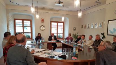 Bild: enz
Im Rathaus traf sich der erweiterte Historische Arbeitskreis mit der neuen Museumsfachkraft Barbara Habel.