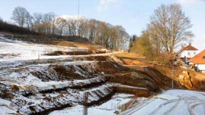 Bild: Stephan Huber
Derzeit ruhen die Arbeiten im Neubaugebiet „Am Hopfenhang“ an der Sulzbacher Straße weitgehend. Sobald es das Wetter erlaubt, soll hier weitergebaut werden.