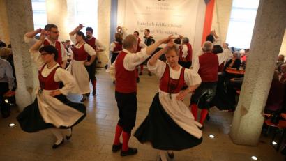 Bild: eib
Auch die Volkstanzgruppe Schönsee (hier beim Auftritt im vergangenen Jahr) gehört zu den Mitwirkenden beim 13. bayerisch-böhmischen Volksmusik- und Volkstanznachmittag.