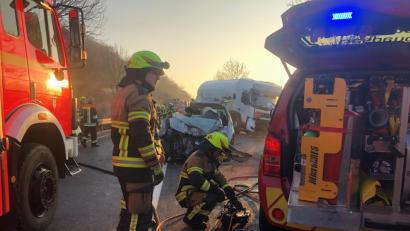 Bild: Alexander Auer
Ein Auto und ein Lastwagen sind bei Kelheim zusammengestoßen.