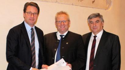 Bild: exb
Karl Holmeier (rechts) und Oberbürgermeister Andreas Feller (Mitte) übergaben Bundesverkehrsminister Andreas Scheuer (links) ein gemeinsames Schreiben mit der Forderung zum zügigen Planungsbeginn für einen barrierefreien Ausbau des Bahnhofes in Schwandorf.