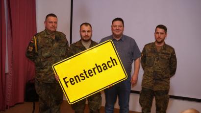 Bild: nib
Bürgermeister Christian Ziegler überreichte zum Abschied ein Ortsschild von Fensterbach. Im Bild von links Oberstabsfeldwebel Oliver Stephan , Hauptfeldwebel Paul Müller, Bürgermeister Christian Ziegler und Oberleutnant Jens Gierend, der derzeit als Kompaniechef fungiert.
