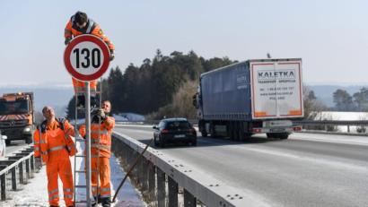 Bild: Patrick Seeger/dpa
Straßenwärter montieren an der Autobahn ein Schild mit der Begrenzung auf Tempo 130.