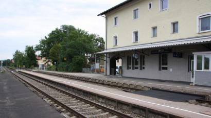 Bild: Thomas Dobler
In Schwarzenfeld laufen die Vorbereitungen für einen barrierefreien Ausbau derzeit an. Finanziert wird die Modernisierung des Bahnsteigs und der Bau einer Rampe durch ein „Zukunftsinvestitionsprogramm“ des Bundes für kleine Bahnhöfe aus dem Jahr 2015.