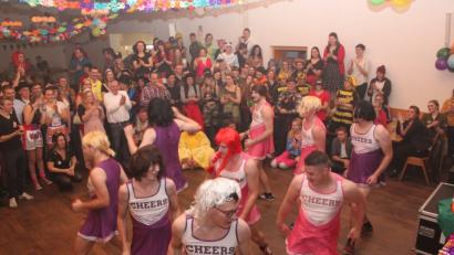 Bild: rti
Das Männerballett präsentiert sich beim Skihaserlball in knappen Cheerleader-Outfits.