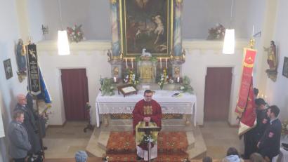Bild: jzk
„Wir bekennen, dass wir uns oft nur halbherzig für unseren Glauben einsetzen“, predigt Stadtpfarrer Konrad Amschl beim Sebastiansamt in der Schönreuther Filialkirche.