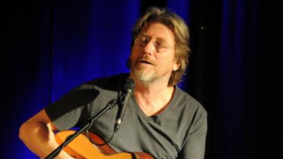Bild: gf
Michael Fitz stammt aus einer angesehenen Künstlerfamilie, feiert vor allem als Schauspieler und „Tatort“-Ermittler Erfolge und ist auch als Liedermacher bekannt. Mit einer Handvoll Gitarren und einer männlich-sanften Stimme ausgerüstet, begeisterte er in der Stadtbibliothek mit seinem neuesten Soloprogramm „Jetz auf gestern“ das Amberger Publikum.