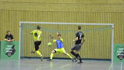 Bild: Ziegler
Kapitän Heiko Giehrl vom FC Amberg (links) bezwingt den Torhüter des 1. FC Rieden im Endspiel.