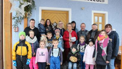 Bild: heb
Der Nachwuchs aus den Reihen der Katholischen Landvolkbewegung ist alljährlich fleißig an der Christbaumsammlung beteiligt. Heuer war es nochmal ein besonderer Ansporn, denn die eine Hälfte der Spende überreichte Vorsitzender Bernhard Bäuml (Dritter von rechts) an ihren Freund Hannes Schmid (vorne mit Spendenbox). Die andere Hälfte nahm Vorsitzende Inge Pannrucker (dahinterstehend mit Spendenbox) für den örtlichen Kinderschutzbund in Empfang. (Von rechts) Verena Schmid, Ina Schmid, Martin Schmid und Zwillingsschwester Emma Schmid mit dem helfenden Vereinsnachwuchs und der Vorstandschaft des Vereins.