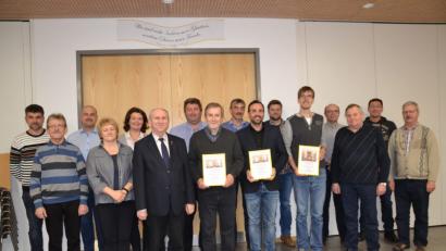 Bild: gi
Pfarrer Josef Most (Sechster von links) verabschiedet die langjährigen Mitglieder der Kirchenverwaltung (weiter von links) Alfons Irlbacher sowie Armin Bulenda (beide Moosbach) und Matthias Balk (Etzgersrieth).