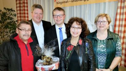 Bild: fpoz
Das Jahresauftakttreffen der Freien Wähler ist ausgezeichnet besucht. Darüber freuen sich zweiter Bürgermeister Karl Busch, Bernhard Schmidt (Mitglied im Landesvorstand Bayern), Hans Martin Grötsch, die Vorsitzende der Freien Wähler Waldershof, Michaela Härtl, und FW-Kreisvorsitzende Gisela Kastner.