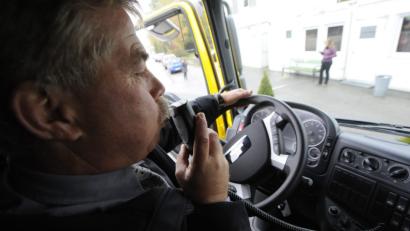 Bild: Herbert Pfarrhofer/apa/dpa
Ein Mann stellt ein elektronisches Alkolock-Gerät vor, das die Zündung außer Kraft setzt, wenn der Fahrer unter Alkoholeinfluss steht. Der Deutsche Verkehrsgerichtstag diskutiert darüber, ob Alkohol-Wegfahrsperren für Promillesünder die Verkehrssicherheit steigern können.