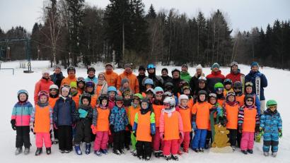 Bild: axs
Ihre ersten Erfahrungen auf ungewohnten Brettern konnten die Teilnehmer beim Skikurs des Ski-Clubs Tirschenreuth sammeln. Im Bild die jungen Teilnehmer mit ihren Trainern.