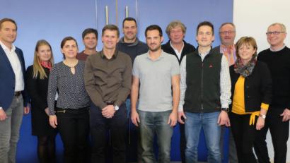 Bild: ohr
Schulrat Jürgen Bomertl (links), Regierungsfachberater für Sportunterricht, Walter Eberhardt (rechts) und Vanessa Wyrwoll (Sparkasse/Zweite von links) tagten mit den Obleuten (von links) einzelner Sportarten am Staatlichen Schulamt Schwandorf: Eva Wagner, Alexander Cistecky, Martin Gradl, Michael Pirzer, Andreas Pfaller, Michael Günther, Michael Teplitzky, Peter von der Sitt und Renate Raab.